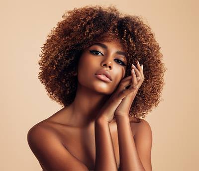 https://www.softsheen-carson.com/-/media/project/loreal/brand-sites/ssc/americas/us/articles/fall-hair-color-ideas/garnier_50-50_component-3_710x610_x2.jpg?hash=BD767DBF93F3F4AD1E83B1E2B73227BD&rev=5ff7747c69914a31a410f5072e9b6c36&w=400